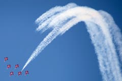 F5-Tiger der Patrouille Suisse zeigen ihre Kuenste am Himmel über dem Festgelände. (Bild: PETER SCHNEIDER)