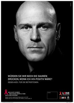 Der Schweizer Skifahrer Didier Cuche blickt von einem Plakat der AIDS-Hilfe Schweiz. Die Aids-Hilfe Schweiz erhält prominente Unterstützung in ihrem Engagement für Menschen mit HIV. Didier Cuche, Stephan Eicher, Marc Forster, Stephanie Glaser und Sandra Studer stehen in der neuen Kampagne für Solidarität mit HIV-Positiven ein. (Bild: Keystone)