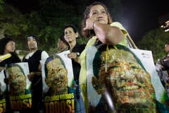 Menschen versammeln sich auf dem Bolivar-Platz in Caracas. (Bild: Keystone)