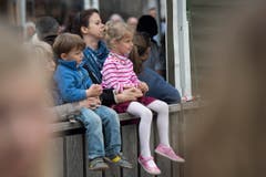St. Gallen - OFFA Frühlingsmesse Freitzeit- und Sportmesse und Pferdemesse Besucher bei oder in der Arene bei der Darbietung der Pferdevoltiiererinnen (Bild: Ralph Ribi)