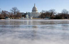 Eine gefrorene Wasserfläche vor dem Kapitol in Washington. (Bild: Keystone)