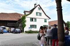 Mehr als ein Dutzend Leute versammeln sich am Nachmittag vor dem Hof von Bauer K. (Bild: Manuel Nagel)