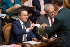 Ignazio Cassis, FDP-TI, links, legt seine Stimme in die Wahlurne neben den Fraktionskollegen Kurt Fluri, FDP-SO, während der Ersatzwahl in den Bundesrat. (Bild: Keystone)