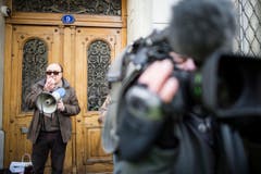Das Megaphon durfte auf Weisung der Polizei nicht während der ganzen Protestaktion benutzt werden. (Bild: Luca Linder)