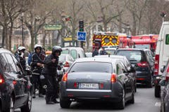 Polizisten riegeln eine Strasse nahe des Tatorts in Paris ab. (Bild: Keystone)