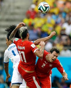 Valon Behrami (links) und Stephan Lichtsteiner prallen zusammen. (Bild: Keystone)