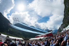 Die Flugshow in Pollegio wird von den Besuchern verfolgt. (Bild: Keystone)