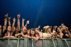 Applaus für Danko Jones, den ersten grossen Act am OpenAir. (Bild: Benjamin Manser)