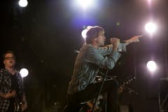 Campino spielt mit dem Publikum während eines Songs. (Bild: Luca Linder)