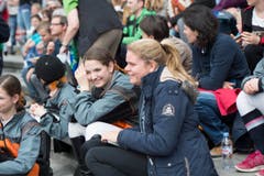 St. Gallen - OFFA Frühlingsmesse Freitzeit- und Sportmesse und Pferdemesse Besucher bei oder in der Arene bei der Darbietung der Pferdevoltiiererinnen (Bild: Ralph Ribi)
