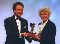 Kurt Felix überreicht Schauspielerin Anne-Marie Blanc 1997 den Ehren-Prix-Walo. (Bild: Ralph Ribi)
