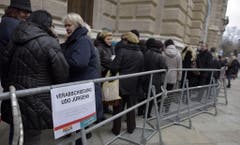 Schon kurz nach Öffnung der Halle standen die Menschen an, um sich von Udo Jürgens zu verabschieden. (Bild: Keystone)