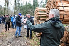 Die Holzgant fand am Morgen statt. Förster Hansruedi Gubler leitete die Holzgant mit guten Holzpreisen. (Bild: Werner Lenzin)
