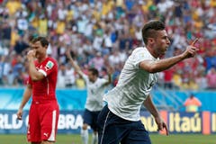 Das Debakel nimmt seinen Lauf: Olivier Giroud dreht nach dem 1:0 jubelnd ab. (Bild: Keystone)