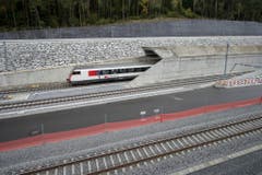 Einer der Testzüge, die vor der Eröffnung den Tunnel passierten. (Bild: Keystone)