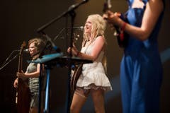 Folk-Rock aus Norwegen: Katzenjammer eröffnen den musikalischen Teil des Festivals. (Bild: Benjamin Manser)