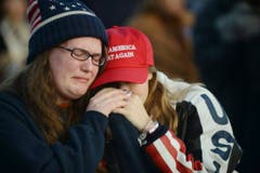 Während der "Make America Great Again! Welcome Celebration" fliessen bei Trump-Anhängern Tränen der Freude. (Bild: Keystone)
