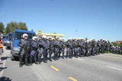 Die Polizei sperrt die Strasse zwischen Widnau und Diepoldsau. Mit einer Präsenz von gegen 80 Vollmontur-Beamten versperren sie auch dem Schwarzen Block den Weg zurück nach Widnau. Zu Ausschreitungen kommt es zu diesem Zeitpunkt nicht. (Bild: mak)