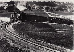 In der Ruckhaldekurve um 1900. Im Hintergrund die im Bau befindliche Vonwilbrücke. Dort, wo heute die Kirche St.Otmar steht, befinden sich Wiesen und Baumgärten. (Bild: Stadtarchiv der Ortsbürgergemeinde St.Gallen)