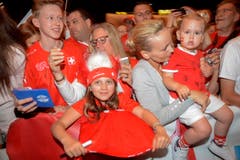 Auch ganz kleine Natifans waren beim Empfang im Hallenstadion dabei. (Bild: Keystone)