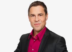 Matthias Hüppi, SRF-Sportmoderator: Ich wünsche der Ostschweiz mehr von der trutzigen Bodenständigkeit des Säntis, vom weiten Horizont des Bodensees, vom feinen Charme der St.Galler Altstadtgassen, Standing Ovations für Musicalpremieren und Künstler auf den kleineren Bühnen, dem FC St. Gallen ein grosses Sauerstoffzelt für die Rückrunde und uns allen die Einsicht, dass die Region viel zu bieten hat und wir das ruhig weitersagen dürfen. Dani Ziegler würde ich eine von Stefan Heuss entwickelte Lachmaschine schenken; jetzt, wo er vom Joch der Herren Giaccobo/Müller befreit ist. (Bild: SF/Oscar Alessio)