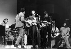 20. Januar 1966: Dylan bei seinem ersten Auftritt nach einem schweren Motorradunfall im Jahr 1966. Mit ihm auf der Bühne sind unter anderem Schlagzeuger Levon Helm, Rick Danko und Robbie Robertson. (Bild: Keystone)