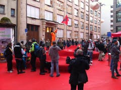 Ein Vermummter schwenkte bei der Demo der Linken eine Fahne. (Bild: Martin Rechsteiner)