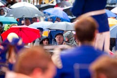 Parade der Regenschirme. (Bild: Michel Canonica)