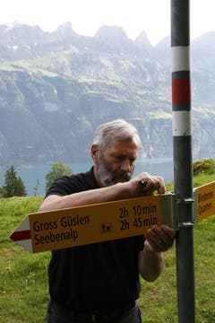 Die neuen modernen Wegweiser haben keine geprägte Schrift mehr. Die Buchstaben und Piktogramme sind aufgedruckt. (Bild: Jolanda Riedener)