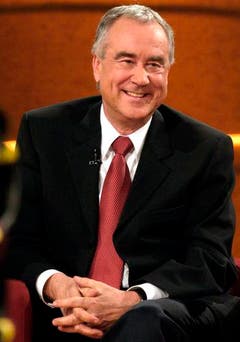 Kurt Felix, Erfinder und langjähriger Moderator der Erfolgssendung «Verstehen Sie Spass», freut sich am 21. Februar 2004 in Offenburg während der 100. Sendung. (Bild: Keystone)
