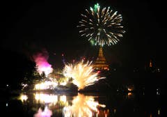 Feuerwerk über dem National Kandawgyi Park in Yangon, Myanmar. (Bild: Keystone)