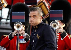 Faxen und ein Ständchen für die Queen: Robbie Williams tritt 2012 zum 60-jährigen Thronjubiläum von Elizabeth II. vor dem Buckingham Palast auf. (Bild: Keystone)
