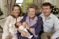 Am 24. April 2005 präsentieren Prinzessin Mabel, Prinz Johan Friso und Grossmutter Beatrix die kleine Luana. (Bild: Keystone)