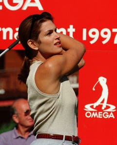 Eine Aufnahme aus dem Jahr 1997: Cindy Crawford beim Promi-Golfturnier von Crans-Montana. (Bild: Keystone)