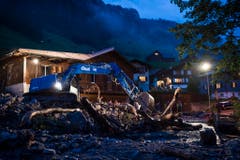 Ohne schwere Geräte ist den Unwetterschäden nicht beizukommen. (Bild: Keystone)