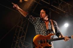 Gitarrengott Steve Lukather von Toto heizt dem Publikum ein. (Bild: Reto Martin)