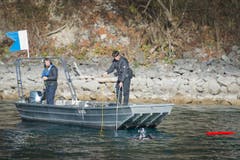 Polizeitaucher der Kantonspolizei St.Gallen während einer Einsatzübung am Walensee. Bei der Übung wird ein Kleinwagen versenkt und anschliessend geborgen (Bild: Urs Bucher)