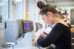 Kostümschneider bei der Arbeit. (Bild: Andrea Stalder)