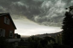 Gewitterwolken über der Waldstrasse, Heiligkreuz (Bild: Natalie Knöpfel)