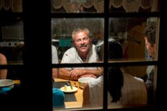 Roland Bischof lebt pro Jahr während mehr als 110 Tagen in seiner Alphütte. (Bild: Urs Bucher)