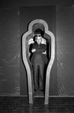 H.R. Giger im April 1984 an der Eröffnung einer Ausstellung seiner Werke im Seedamm Kulturzentrum in Pfäffikon. (Bild: Keystone)