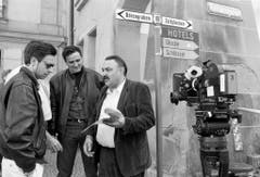 In einer Drehpause zum ersten Schweizer Tatort ("Howalds Fall"): Der Regisseur Urs Egger und die Schauspieler Andrea Zogg und Mathias Gnädinger 1990 in Bern. (Bild: Keystone)