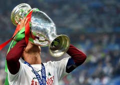 Sim! Portugal ist Europameister! Dank eines Treffers von Angreifer Eder gewannen die Portugiesen das Finalspiel gegen Frankreich in der Nachspielzeit. (Bild: Keystone)