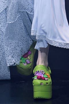 Zehn-Zentimeter-Plateau und mit Blumenbroschen besteckt: Die Wartelisten sind lang für Balenciagas Crocs für rund 800 Euro. (Bild: Victor Virgile/Getty)