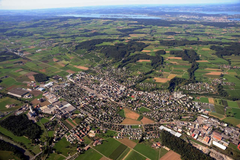 Weinfelden von oben, im Zentrum der Bahnhof. (Bild: Max Iseli (2009))