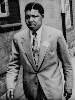 Mit Scheitel: Nelson Mandela in einer Aufnahme aus dem Jahr 1961. Im selben Jahr wird er Anführer des bewaffneten Flügels des ANC, da er nicht mehr an einen gewaltlosen Kampf gegen das Apartheidsregime glaubt. (Bild: Keystone)