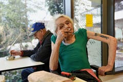 Nicht alle Drogensüchtigen sterben am goldenen Schuss. Manche «Drögeler» von einst haben das Rentenalter erreicht, und für sie gibt es im Alters- und Pflegeheim im Berner Oberland ein Plätzchen. Der Bieler Fotograf Rolf Neeser hat sie im erstmaligen richtigen Zuhause fotografiert. (Bild: Swiss Press Photo/Rolf Neeser)
