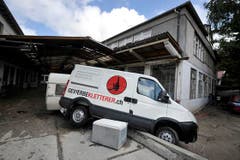 Die Wassermassen haben in der «Unteren Fabrik» einen Kleinbus verschoben. (Bild: Michel Canonica)