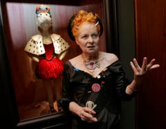Mit Hörnchen: Westwood an einer Ausstellung in London. (Bild: Keystone)