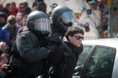epa04667542 Police lead away a protester during a demonstration on the occasion of the opening of the new headquarters of the European Central Bank (ECB) in Frankfurt, Germany, 18 March 2015. German authorities arrested about 300 people in Frankfurt amid violent anti-austerity protests at the opening of a new headquarters for the European Central Bank (ECB), police said. EPA/FREDERIK VON ERICHSEN (Bild: Keystone)